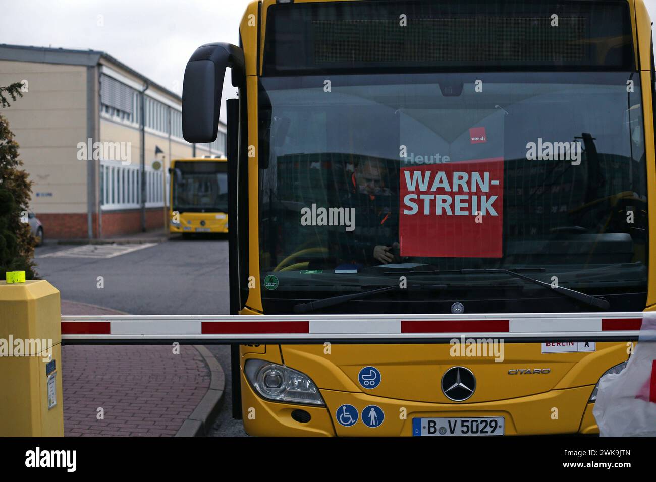 BVG Warnstreik Berlin 02.02.2024 Warnstreik BVG , Straßenbahnhaltestelle Landsberger Alle/Petersburger Straße um diese Zeit voll Berlin Berlin Berlin *** BVG warning strike Berlin 02 02 2024 Warning strike BVG , streetcar stop Landsberger Alle Petersburger Straße full at this time Berlin Berlin Berlin Stock Photo