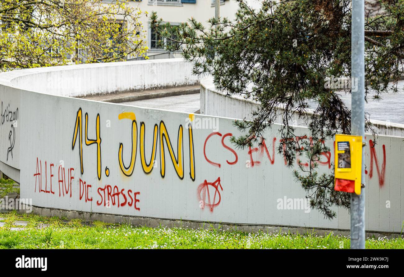 Auch bei der Uraniastrasse haben linksextreme Personen am offiziellen 1. Mai Umzug sprayereien hinterlassen. Es wird für den 14. Juni aufgerufen, dann Stock Photo