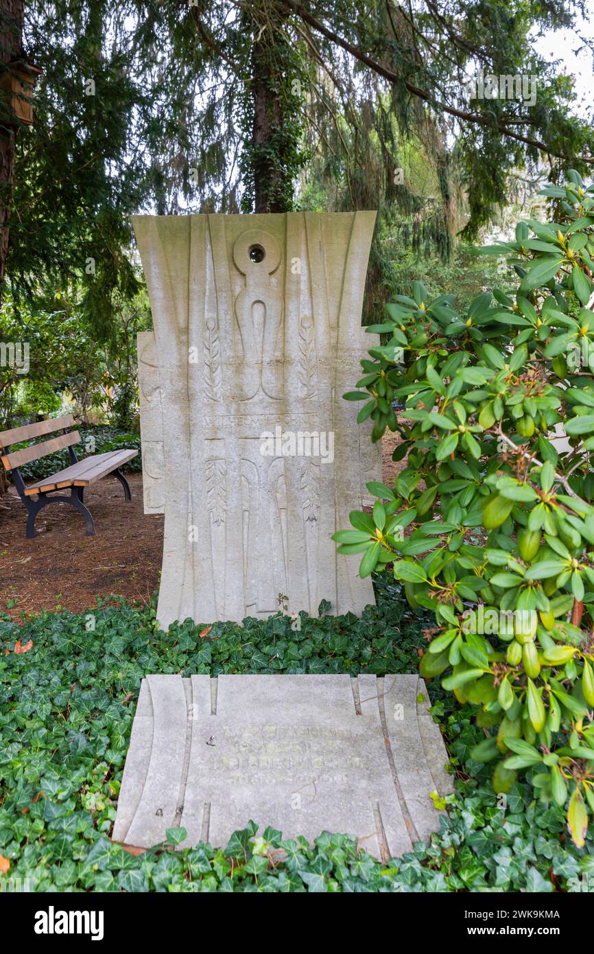 Loschwitzer Friedhof Der Loschwitzer Friedhof ist neben dem stillgelegten Kirchfriedhof der Loschwitzer Kirche die zweite, heute noch genutzte Begräbnisstätte des Dresdner Stadtteils Loschwitz. Um das Jahr 1800 eingeweiht steht er aufgrund zahlreicher wertvoller Künstlergräber seit 1985 unter Denkmalschutz. Wilhelm Lachnit war ein deutscher Maler, der sein Werk zum größten Teil in Dresden schuf. In den 1920er Jahren entstanden vor allem Radierungen und Gemälde, die unter anderem von den Moskauer Sammlungen und der Gemäldegalerie Dresden gekauft wurden. Dresden Sachsen Deutschland *** Loschwitz Stock Photo