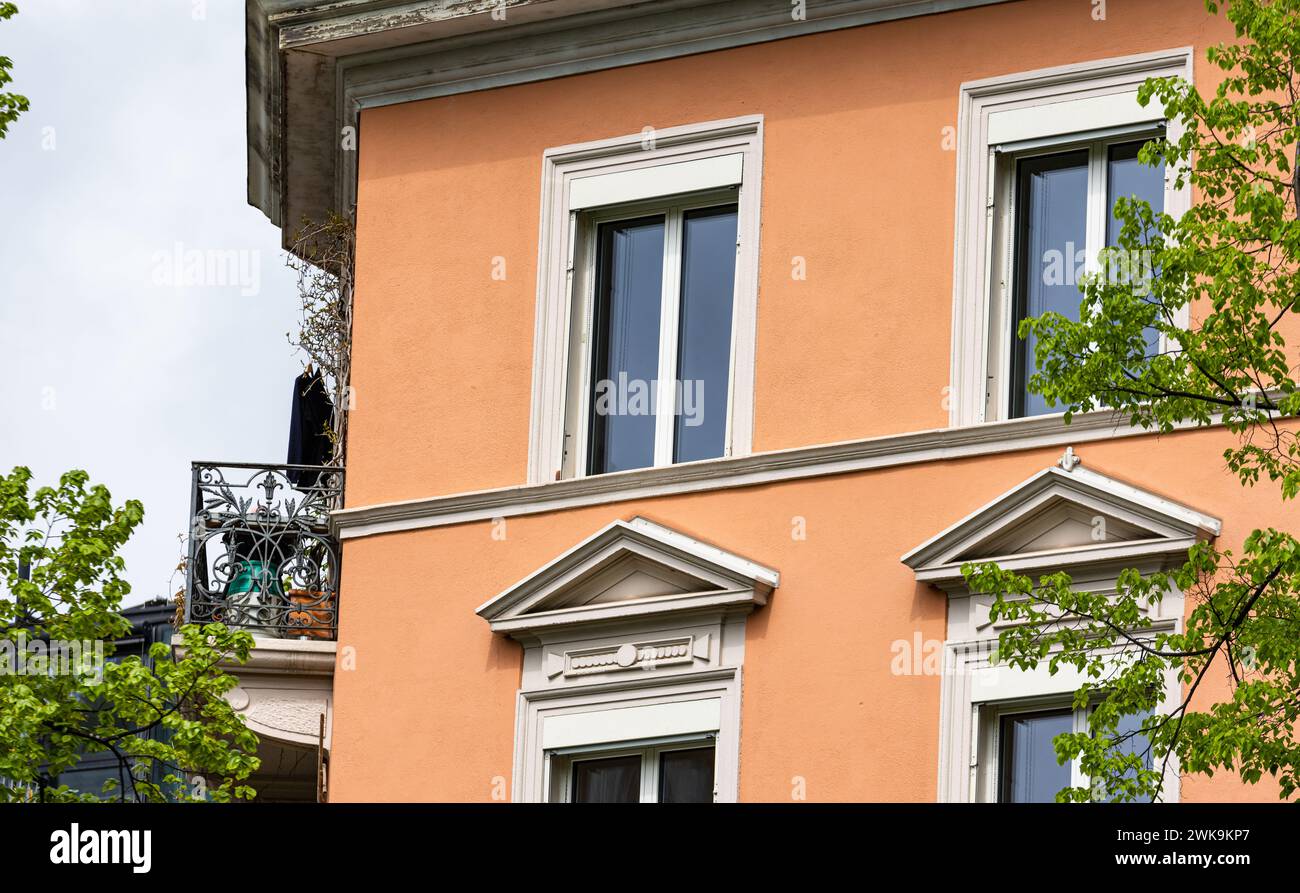 Ein Wohnhaus in der Stadt Zürich im Zürcher Stadtkreis 4. Wohnraum in der Schweiz und insbesondere in der wachsenden Stadt Zürich ist knapp. (Zürich, Stock Photo