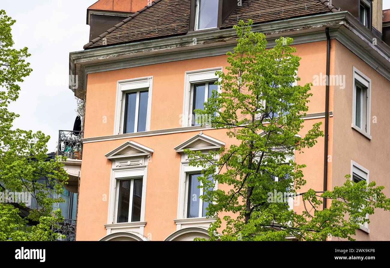 Ein Wohnhaus in der Stadt Zürich im Zürcher Stadtkreis 4. Wohnraum in der Schweiz und insbesondere in der wachsenden Stadt Zürich ist knapp. (Zürich, Stock Photo