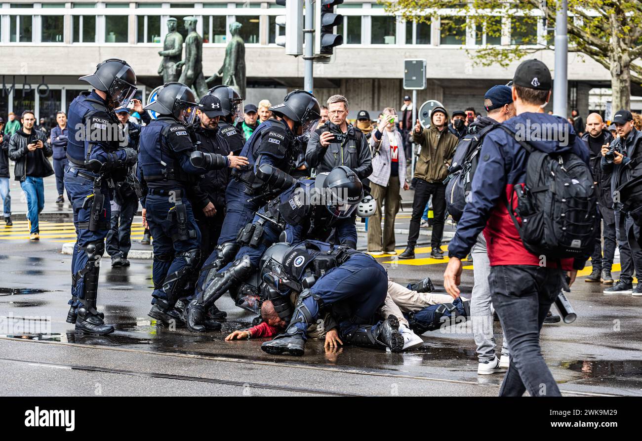 Ein Mann, welcher sich gegen die Polizei aggressiv verhielt, wird von der Polizei unsanft in Polizeigewahrsam genommen. (Zürich, Schweiz, 1. Mai 2023) Stock Photo