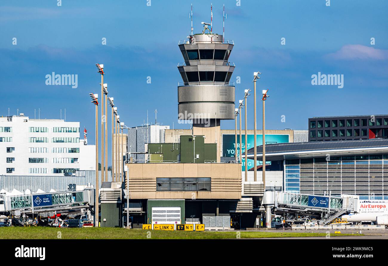 Der Kontrollturm des Flughafen Zürich steht auf dem Terminal A. (Zürich, Schweiz, 03.05.2023) Stock Photo