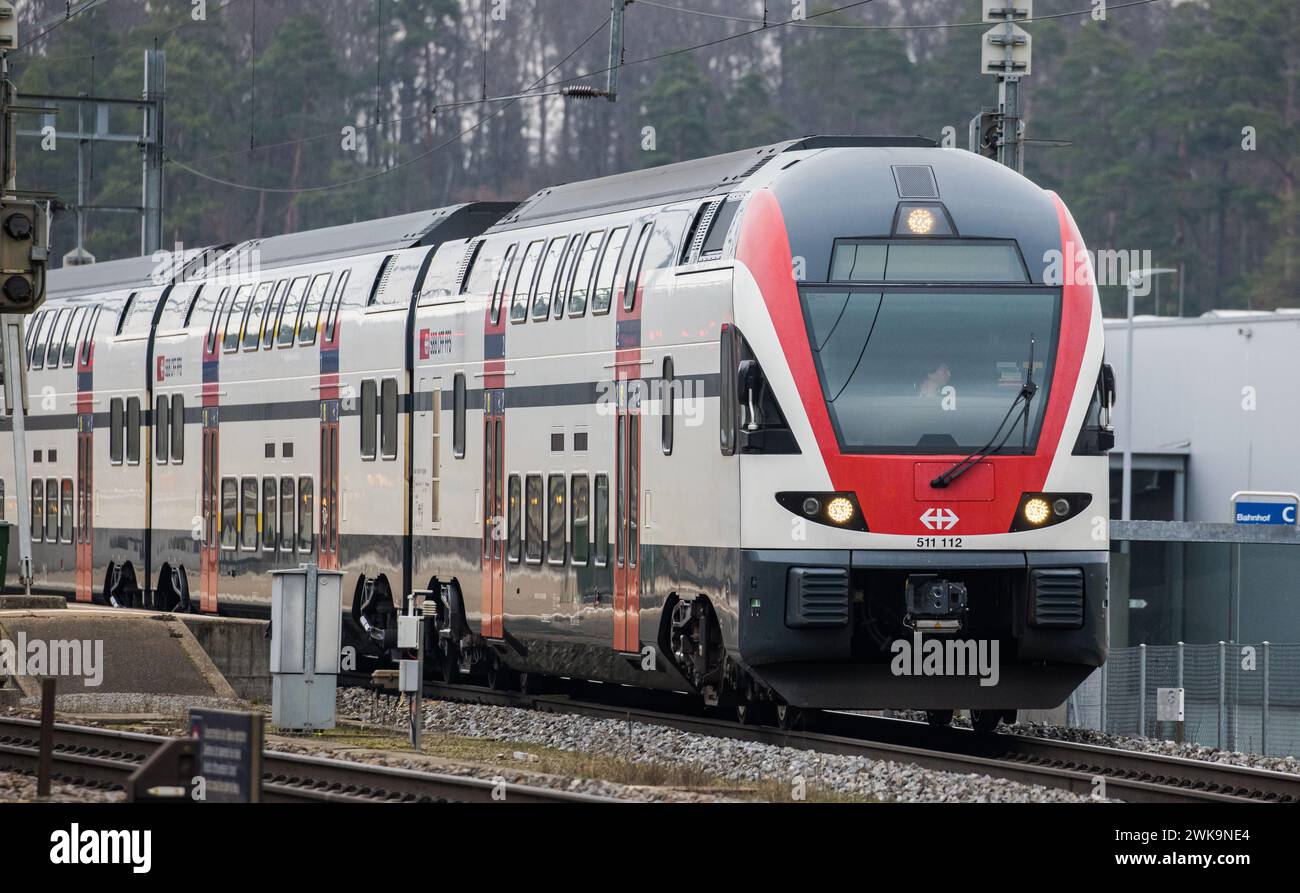 Ein SBB Regio Dosto ist unterwegs von Schaffhausen nach Zürich. Das Firma wurde durch den Schweizer Eisenbahnhersteller Stadler Rail produziert. (Hünt Stock Photo