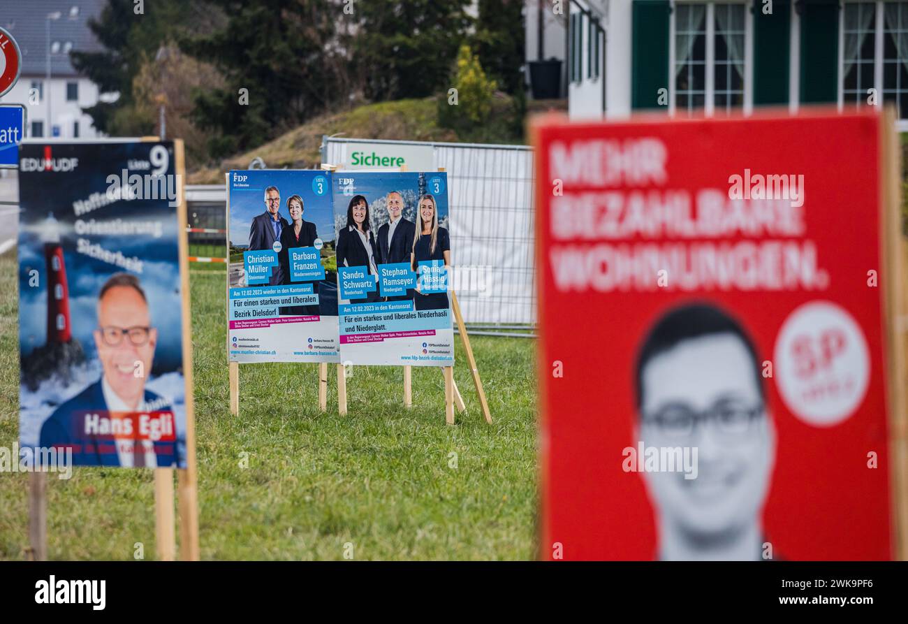 Das Plakat die Zürcher FDP mit ihren Kantonsratskandidaten, darauf. (Niederglatt, Schweiz, 28.01.2023) Stock Photo