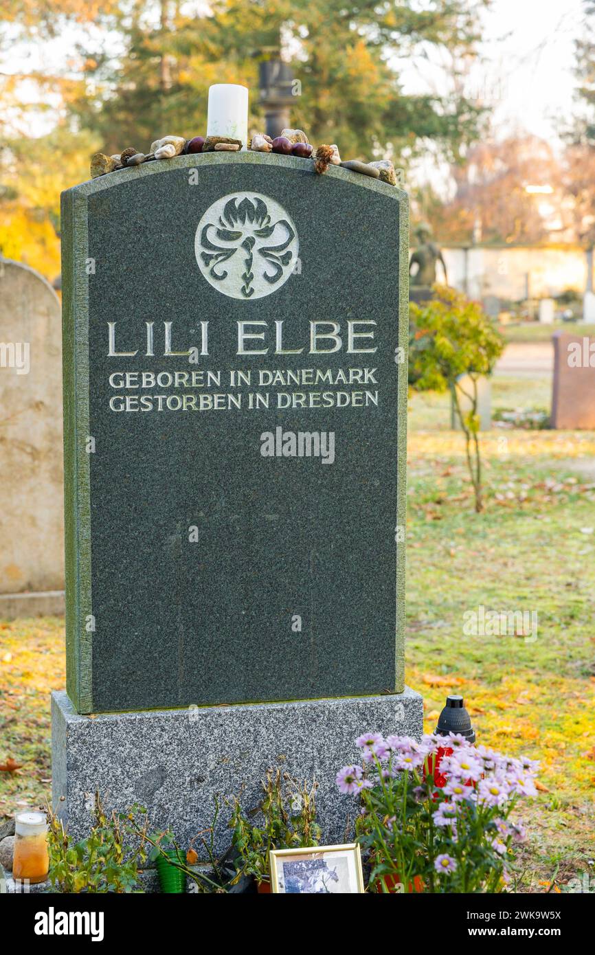 Trinitatisfriedhof Der Trinitatisfriedhof im Dresdner Stadtteil Johannstadt gehört neben dem Eliasfriedhof zu den ursprünglich als Seuchenfriedhof angelegten Begräbnisstätten der Stadt. Er zählt aufgrund der künstlerischen Gestaltung zu den stadtgeschichtlich und kulturhistorisch bedeutendsten Friedhöfen Dresdens und ist der fünftgrößte Friedhof der Stadt. Das erneuerte Grab von Lili Elbe auf dem Trinitatis Friedhof, welches sich zum Pilgerort der LSBT*Q Szene entwickelt hat. Ab und an legt wer einen Lippenstift oder Schminckutensilien dort ab. Dresden Sachsen Deutschland *** Trinitatis Cemete Stock Photo