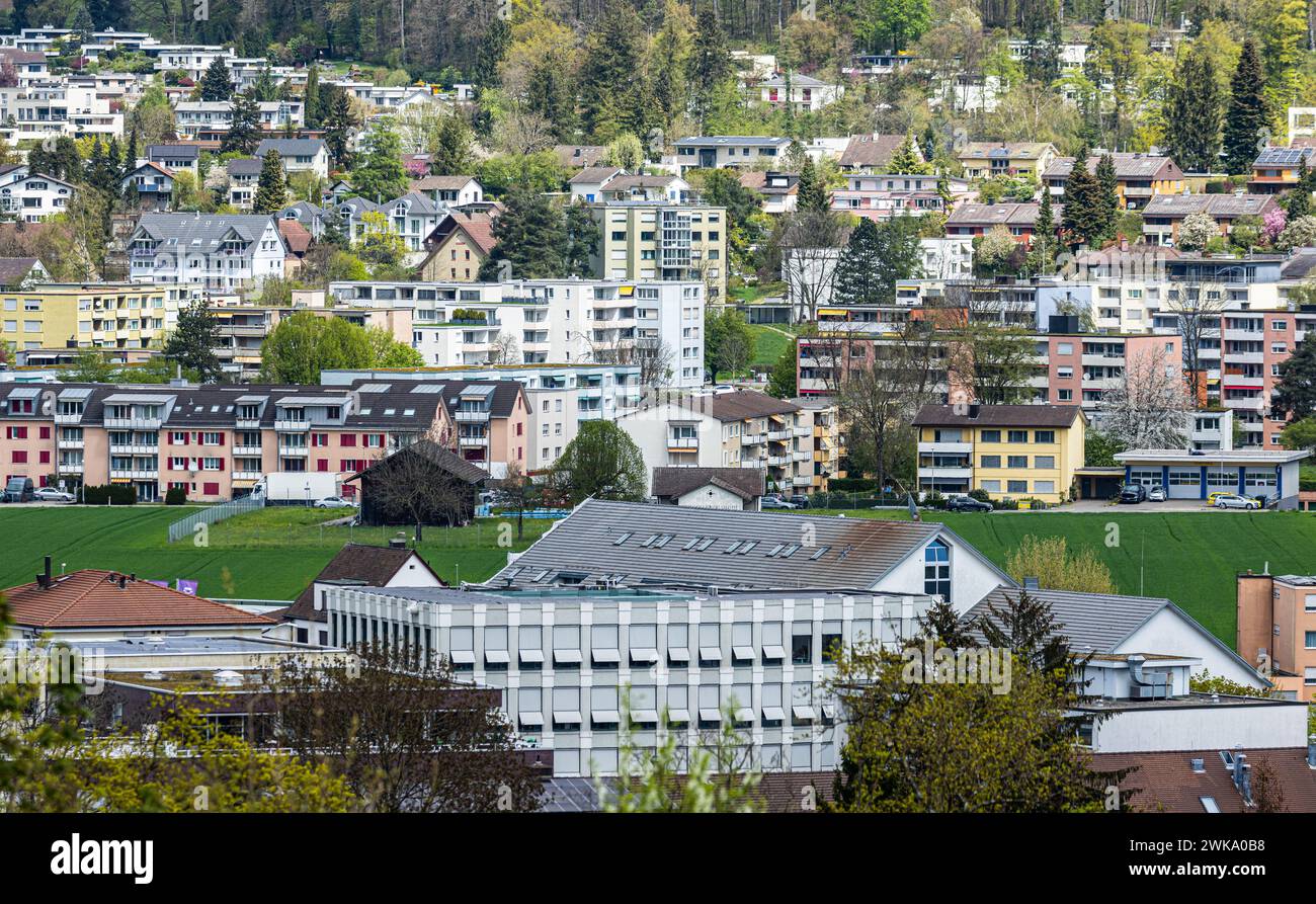 Blick auf Wohnhäuser in der Zürcher Stadt Kloten, sie grenzt unmittelbar an den Flughafen Zürich. (Kloten, Schweiz, 24.04.2023) Stock Photo