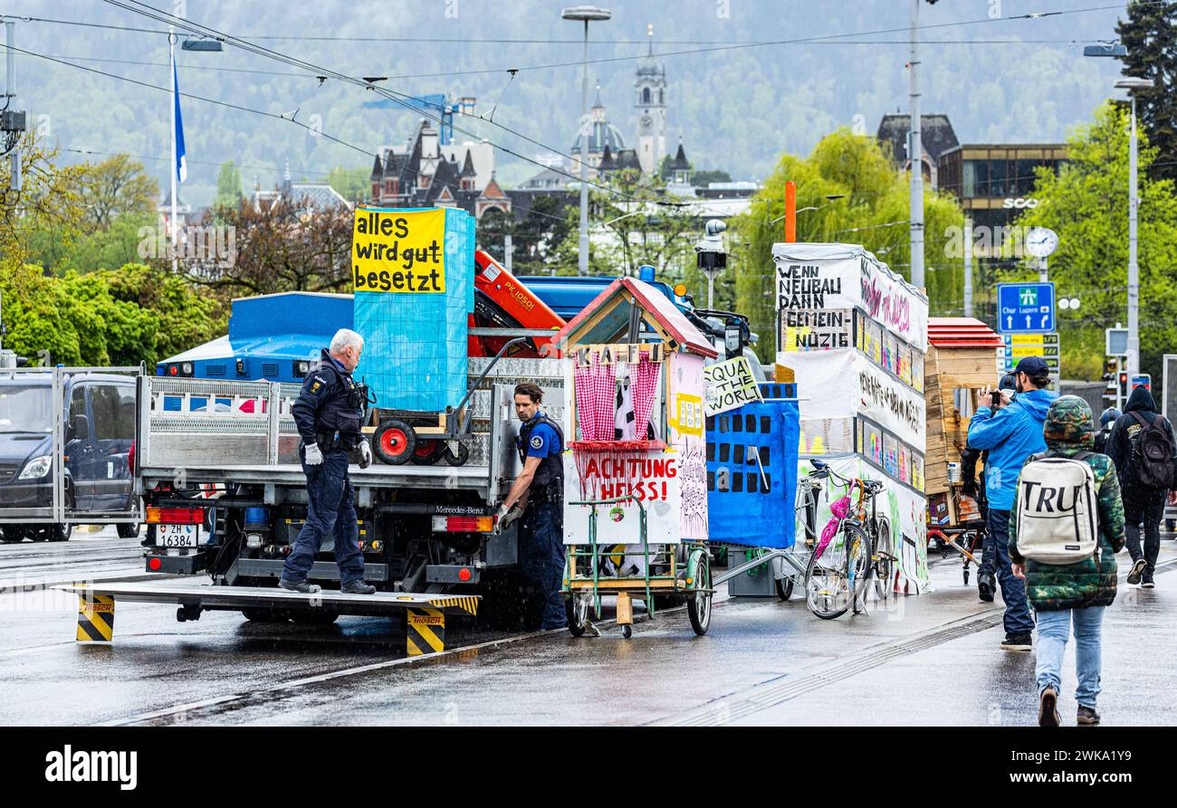 Zürcher Stadtpolizisten laden Anhänger von Demonstranten auf einen Lastwagen auf. (Zürich, Schweiz, 1. Mai 2023) Stock Photo