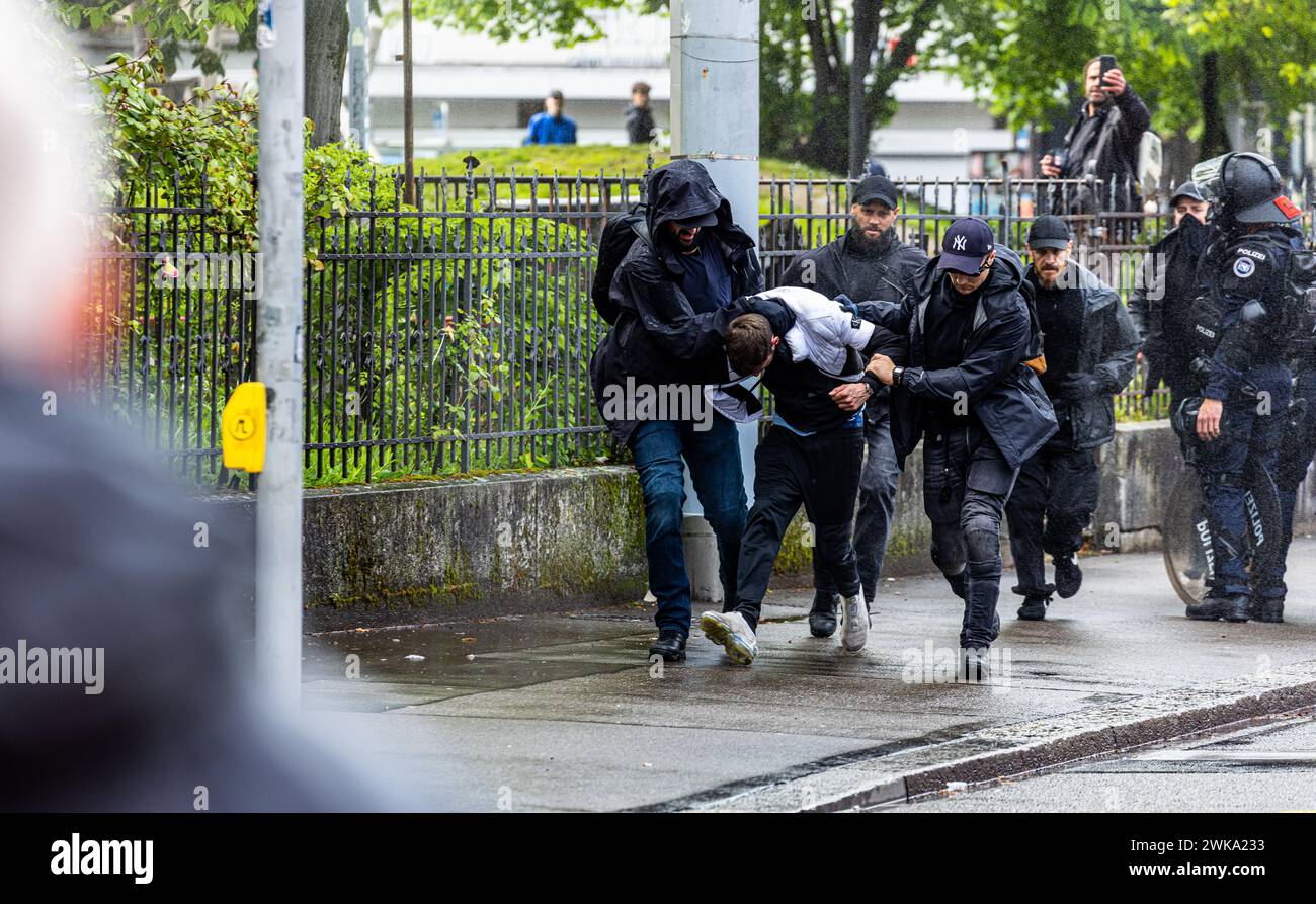 Eine Person wird von zivilen Polizisten in Polizeigewahrsam genommen. (Zürich, Schweiz, 1. Mai 2023) Stock Photo