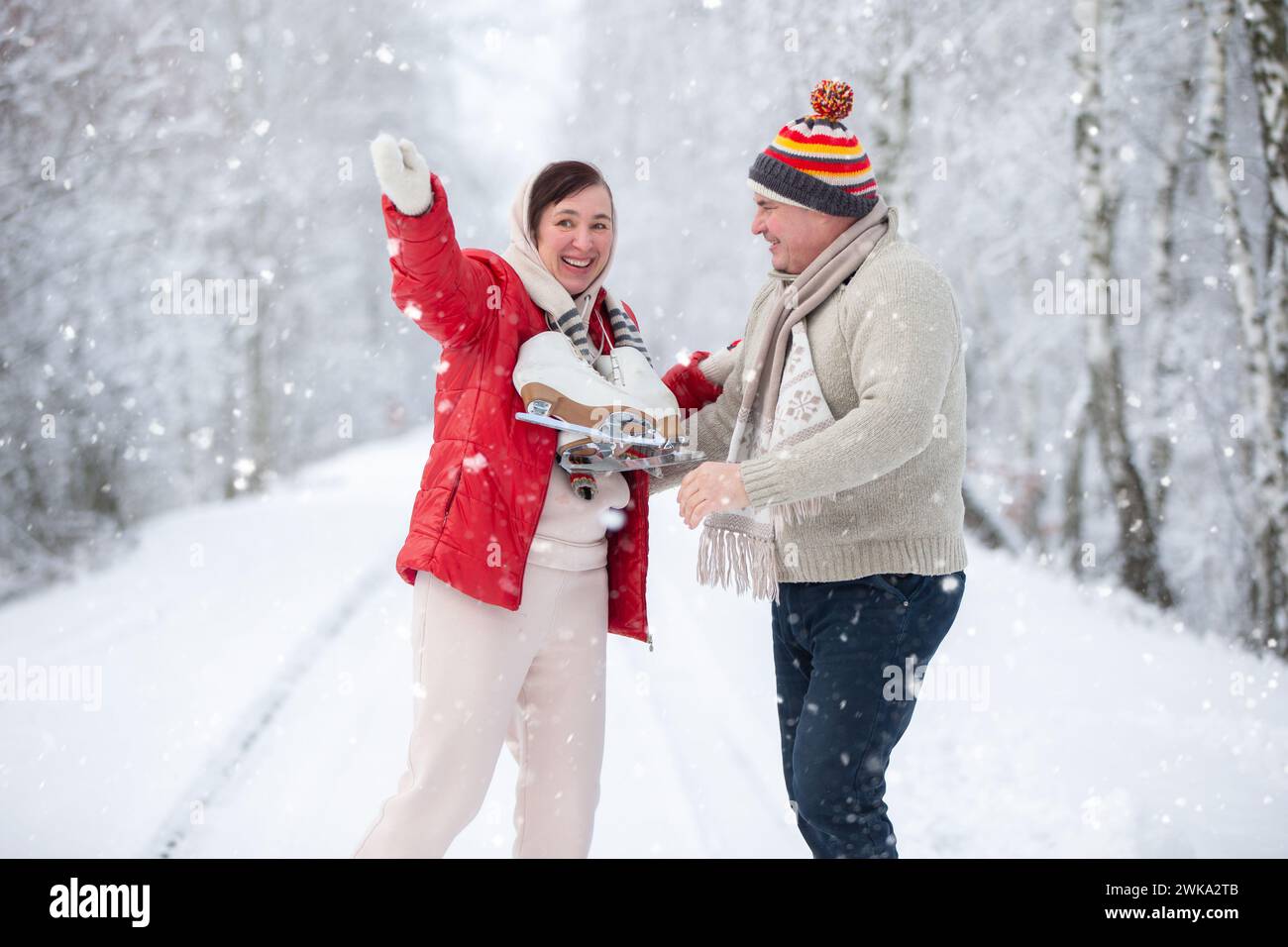 Romantic couple ice skating hi-res stock photography and images - Alamy