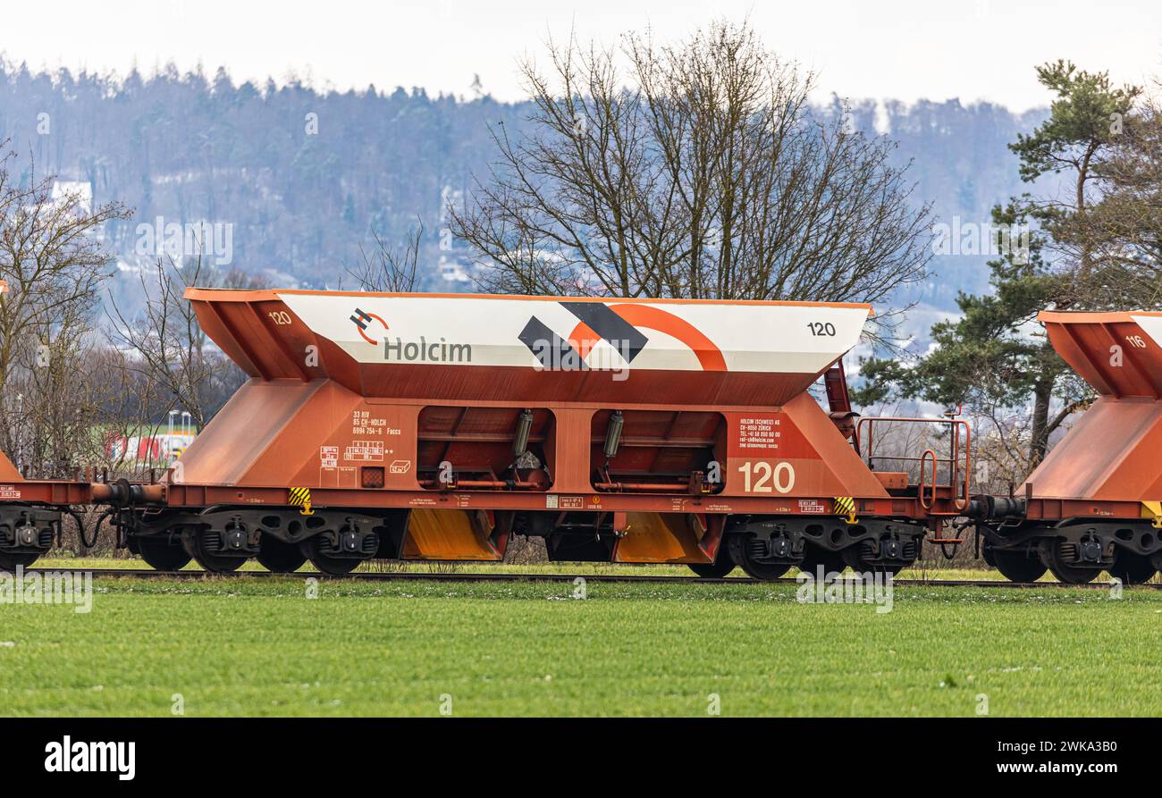 Bahnwagen des Zementhersteller LafargeHolcim, welcher im Rafzerfeld Kiesabbau betreibt, stehen zur Befüllung mit dem Baustoff bereit. (Hüntwangen, Sch Stock Photo