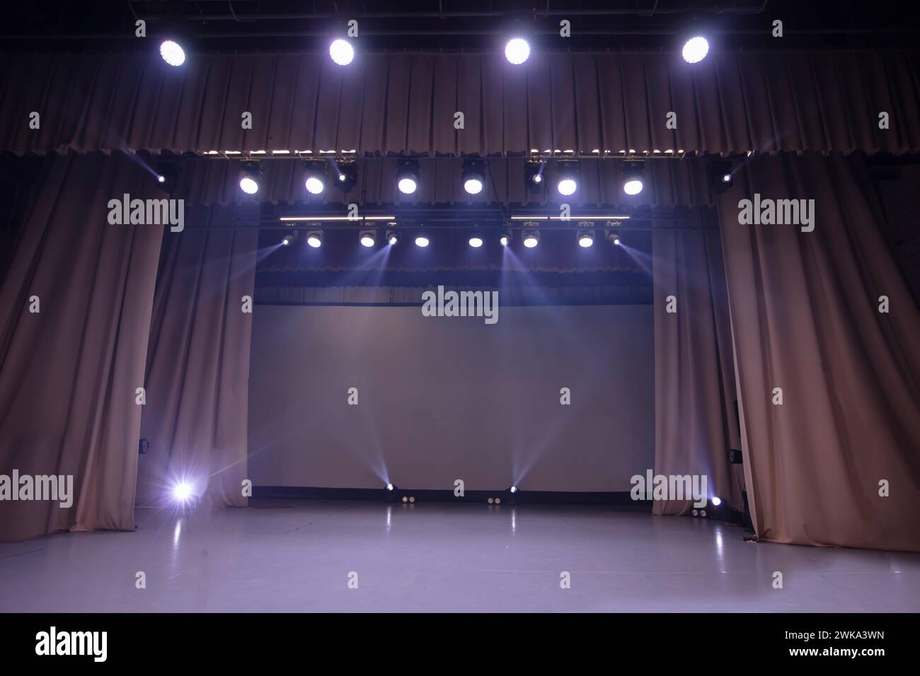 Stage acting spotlight hi-res stock photography and images - Alamy