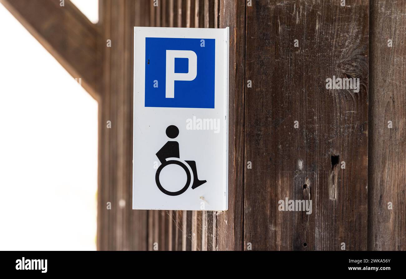 Ein Schild signalisiert, dass der Parkplatz für gehbehinderte Menschen reserviert ist. (Rheinau, Schweiz, 25.06.2023) Stock Photo