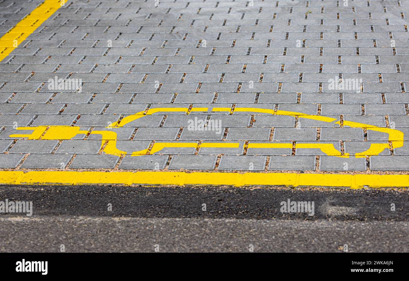 Auf einem gelben Parkplatz ist ein Symbol eines Elektroautos markiert. Hier können Elektrofahrzeuge aufgeladen werden. (Schaffhausen, Schweiz, 16.06.2 Stock Photo