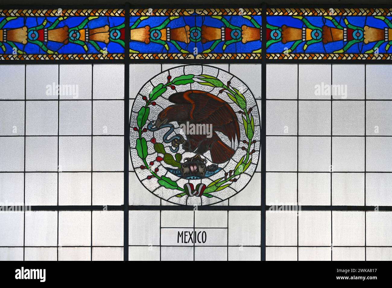 Buntes Bleiglass Fenster mit dem Wappentier Adler am Schloss