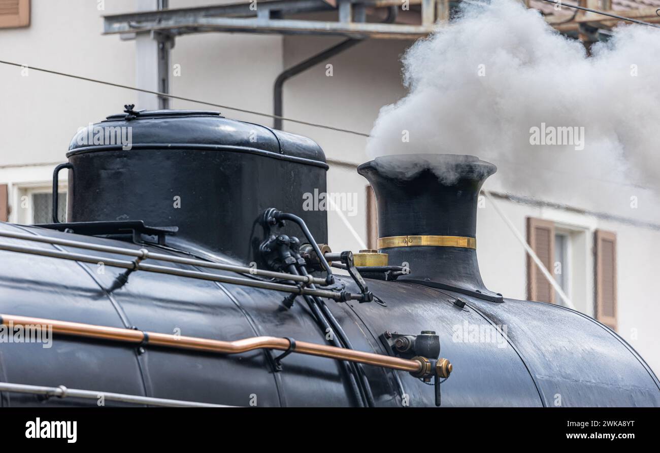 Über den Schornstein der Dampflokomotive SBB C 5/6 wird Dampf abgelassen. (Läufelfingen, Schweiz, 22.04.2023) Stock Photo