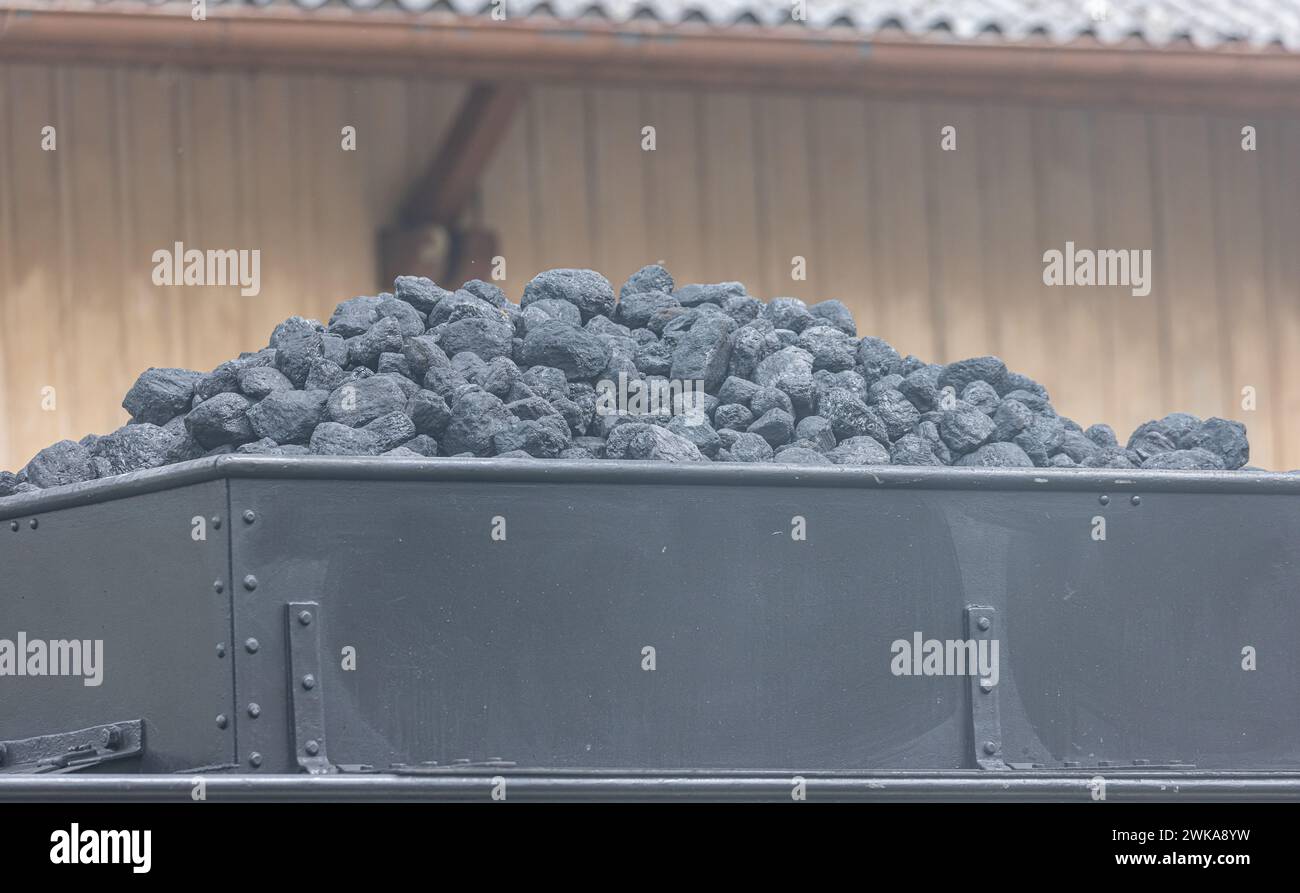 Der Dampf wird auch heute noch, wie vor mehr als 100 Jahren, mit Kohle erzeugt.  (Läufelfingen, Schweiz, 22.04.2023) Stock Photo