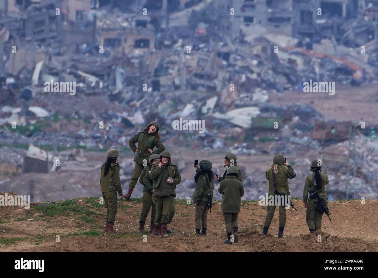 An Israeli female soldier pose for a photo taken by another soldier on a  position on the Gaza Strip border, in southern Israel, Monday, Feb. 19,  2024. (AP Photo/Tsafrir Abayov Stock Photo -, image size:1300x956