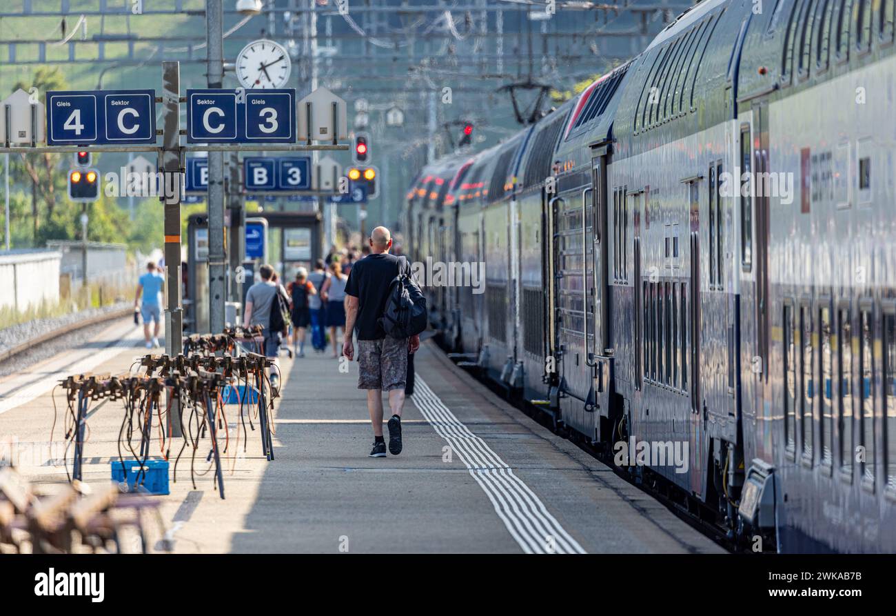 Reisende steigen aus der Zürcher S-Bahn Linie S9 (SBB Re 450) am Zürcher Bahnhof Hüntwangen-Wil aus.  (Hüntwangen, Schweiz, 17.07.2023) Stock Photo