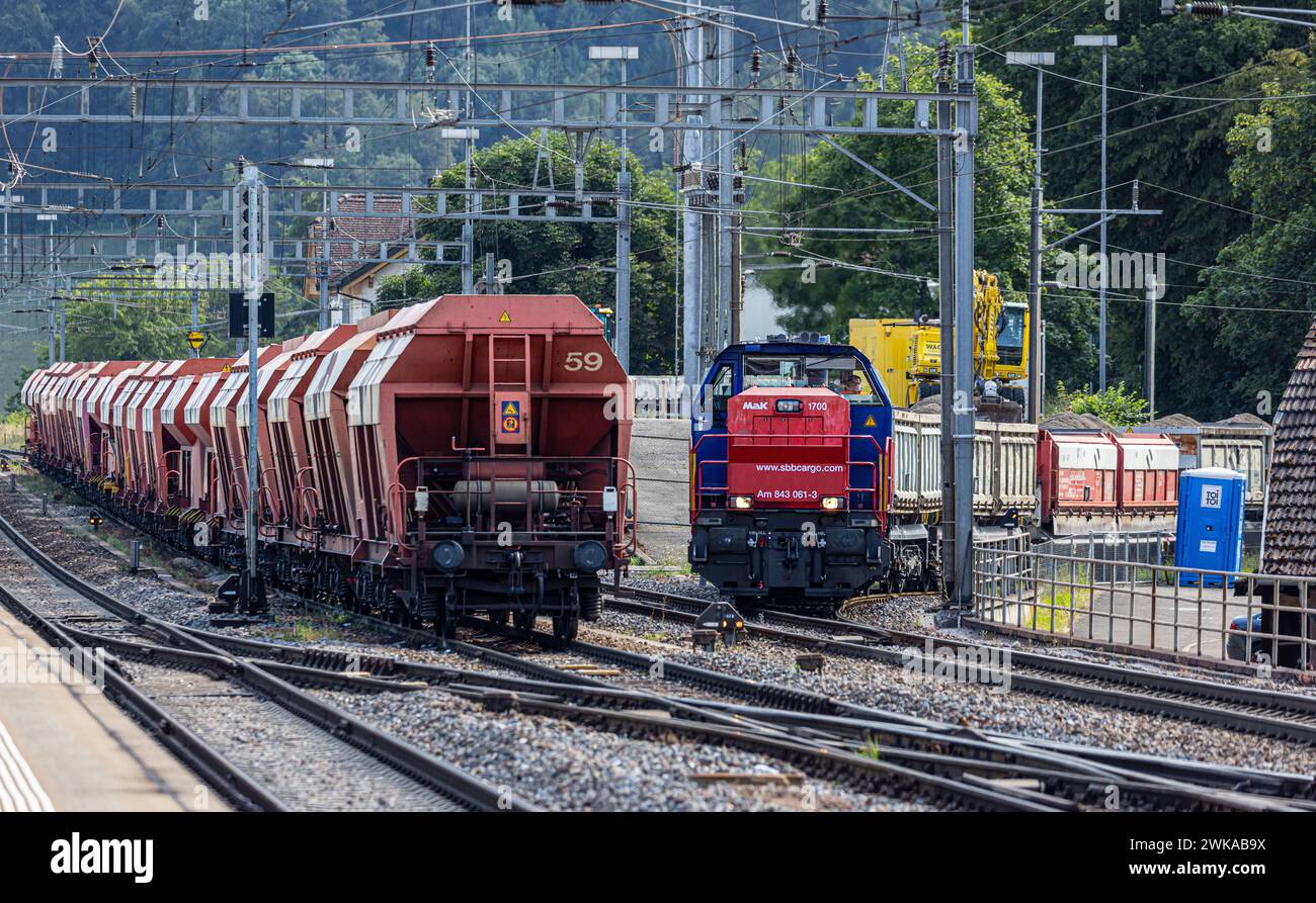 Eine SBB Am 843 dieselhydraulische Lokomotive zieht im Zürcher Bahnhof Hüntwangen-Wil Wagen, welche mit Kies beladen sind. (Hüntwangen, Schweiz, 17.07 Stock Photo