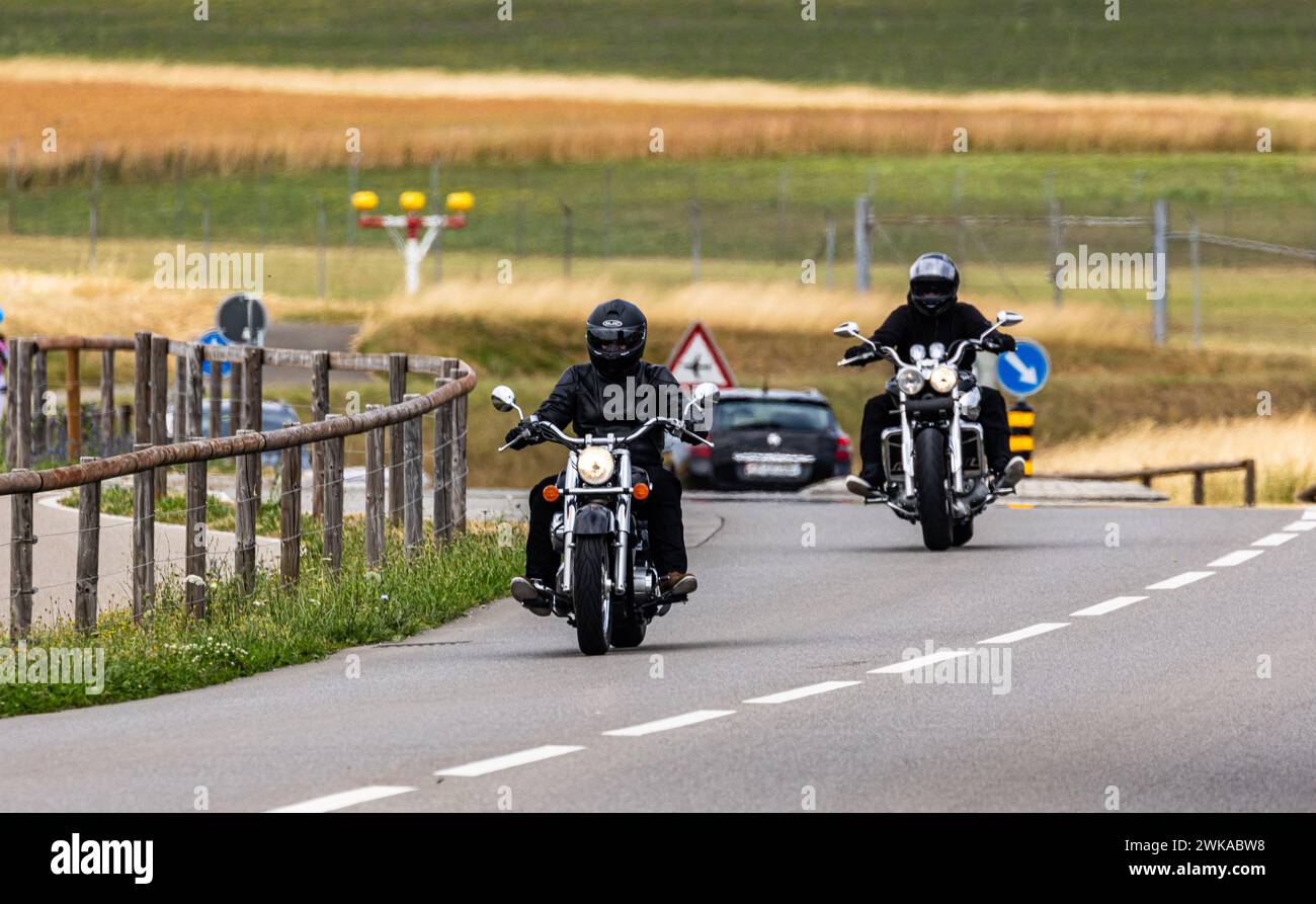 Zwei Motorradfahrer fahren auf einer Strasse ausserorts im Zürcher Unterland.