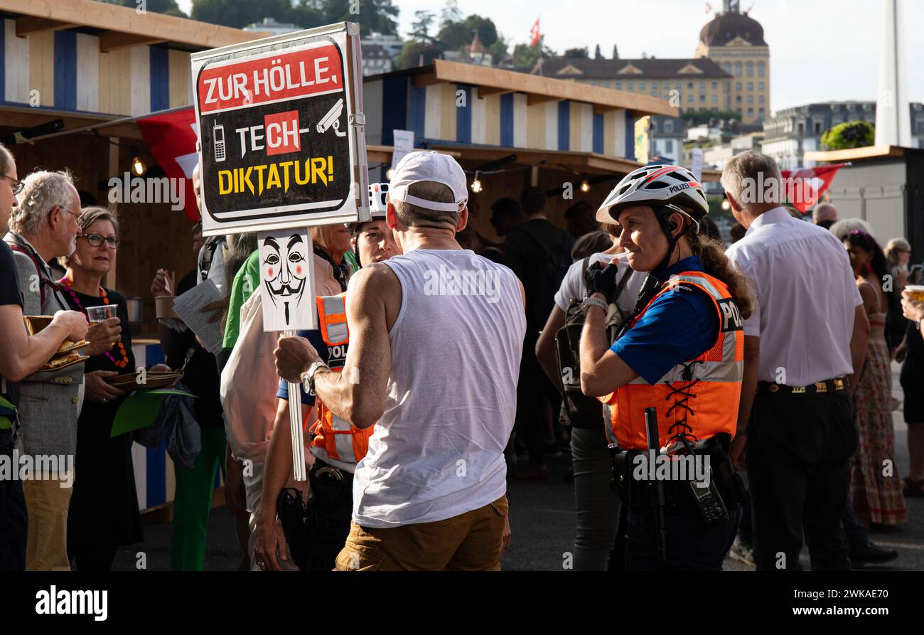 Ein Mann hielt ein Schild mit der Aufschrift 'Zur Hölle, Tech-Diktatur'. Die Polizei war schnell vor Ort und Sprach den Mann an. (Luzern, Schweiz, 31. Stock Photo