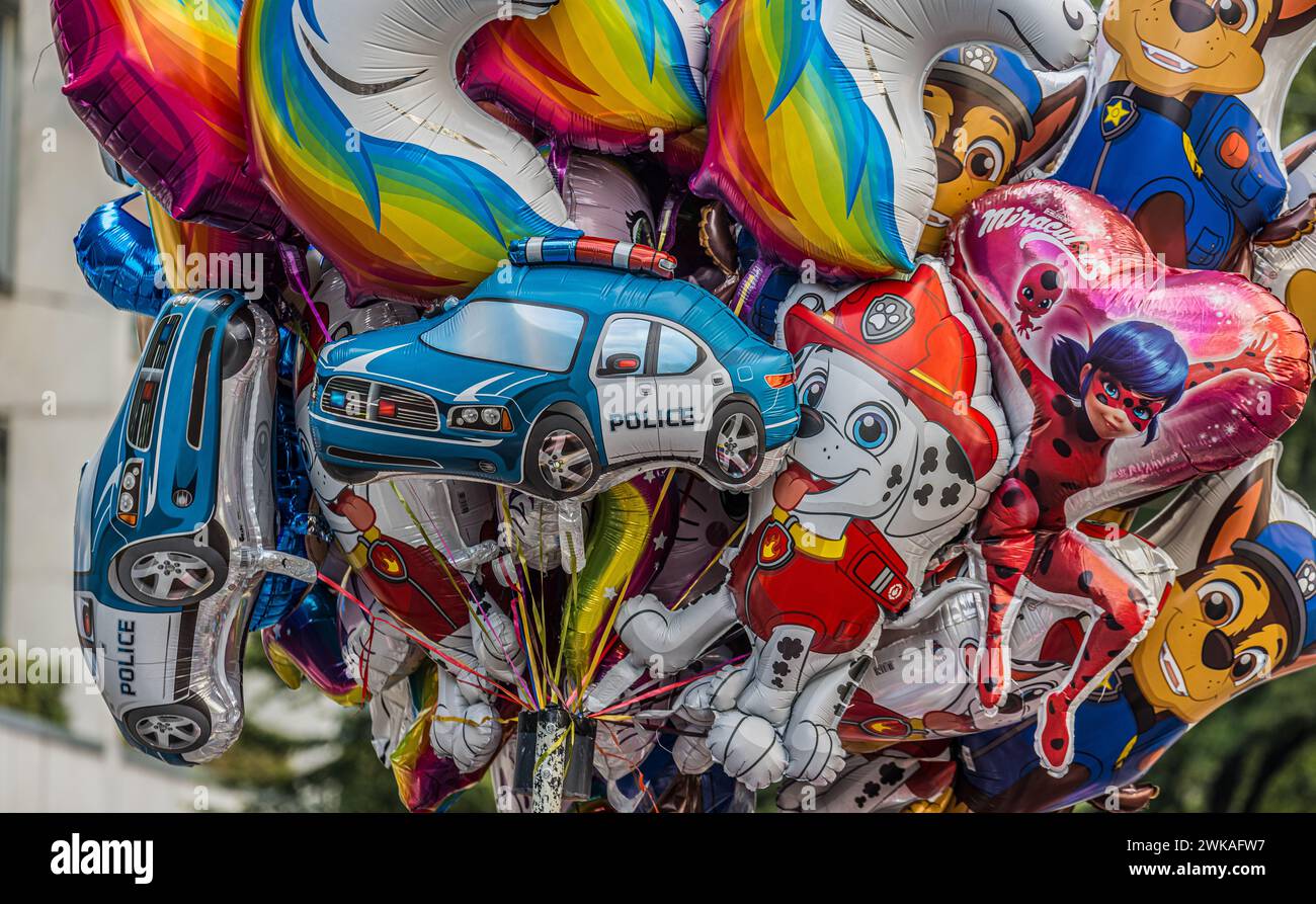 Ballone mit unterschiedlichen Sujets werden an der 30. Zürcher Streetparade angeboten. (Zürich, Schweiz, 12.08.2023) Stock Photo