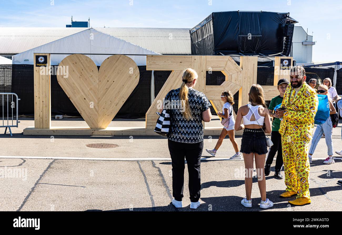 Beim Eingangsbereich steht ein aus Holz gefertigtes 'I Love ZRH'. Tausende Menschen besuchten das dreitägige Flughafenfest zum 75 Jahr Jubiläum des Fl Stock Photo