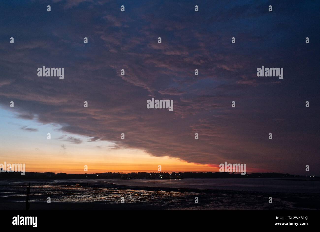 Spektakulärer Sonnenuntergang auf der Insel Amrum Stock Photo