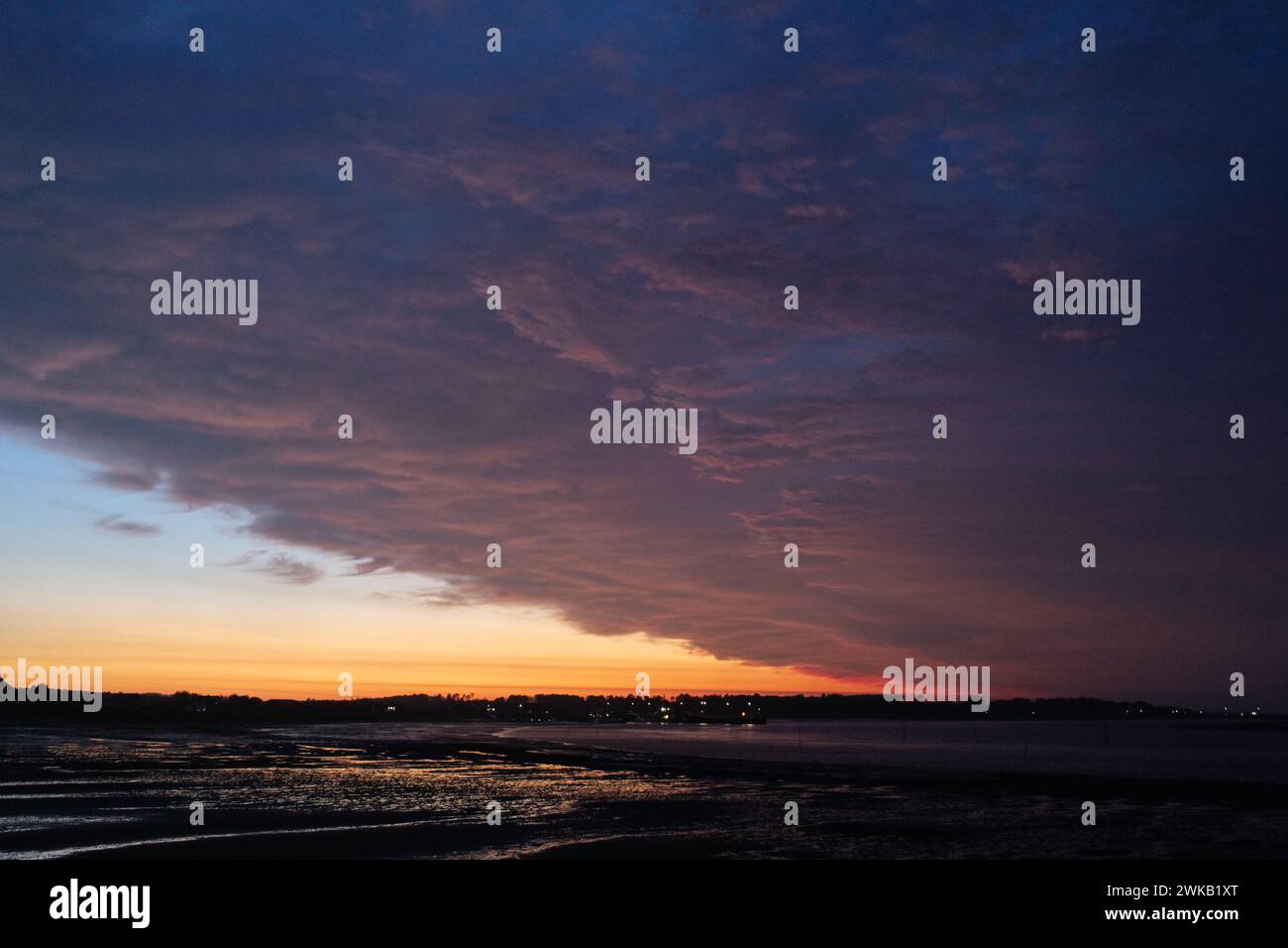 Spektakulärer Sonnenuntergang auf der Insel Amrum Stock Photo