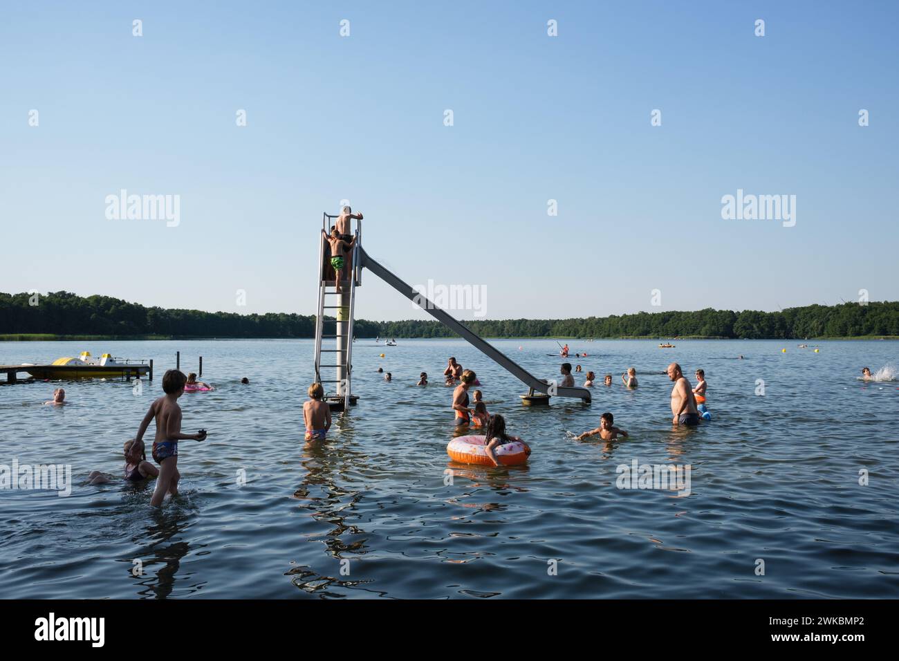 Riesiger Badespass im Sommer auf einer Rutsche im Strandbad bei Berlin Stock Photo