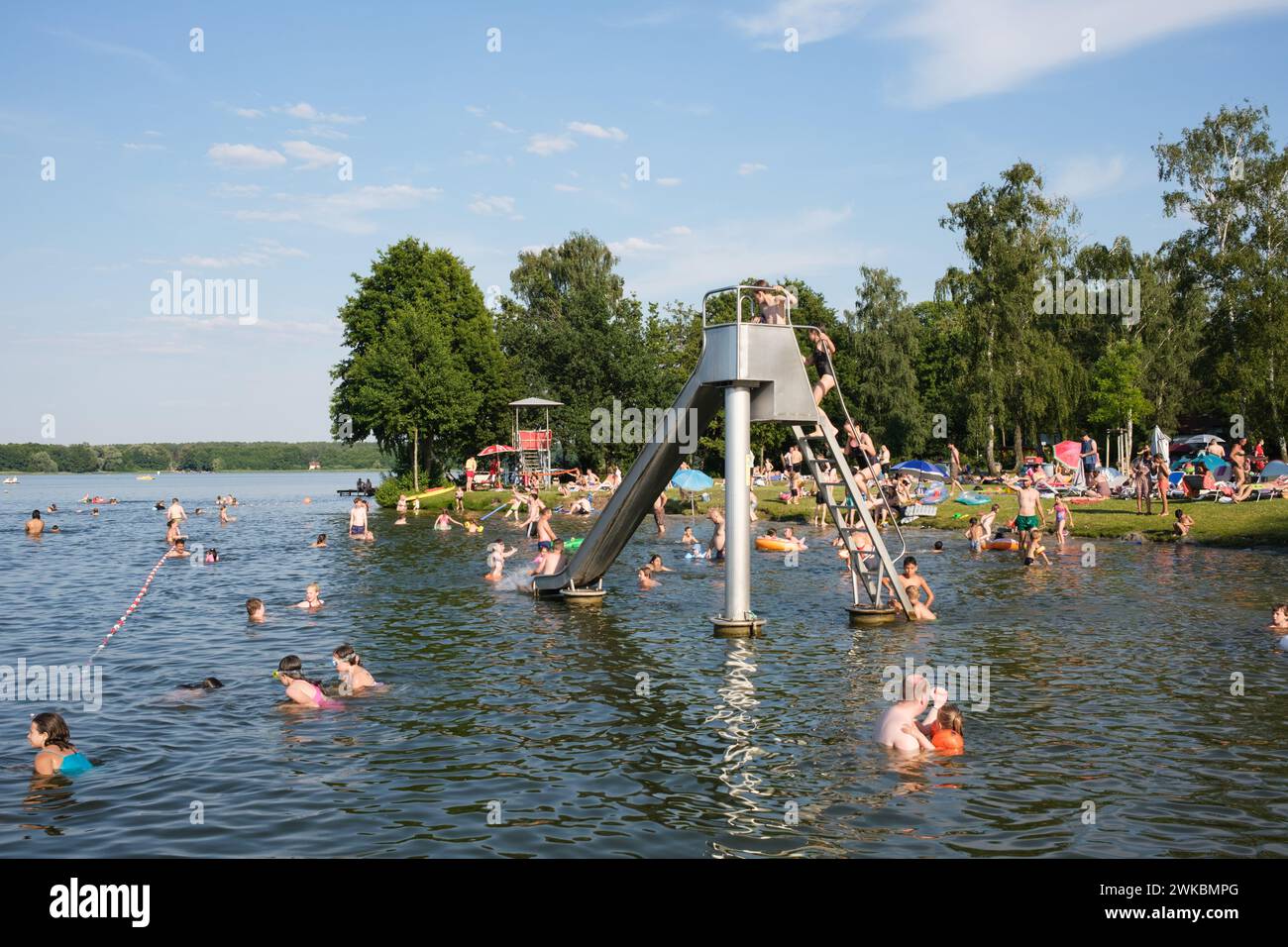 Riesiger Badespass im Sommer auf einer Rutsche im Strandbad bei Berlin Stock Photo