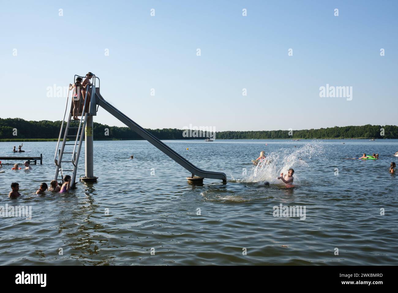 Riesiger Badespass im Sommer auf einer Rutsche im Strandbad bei Berlin Stock Photo