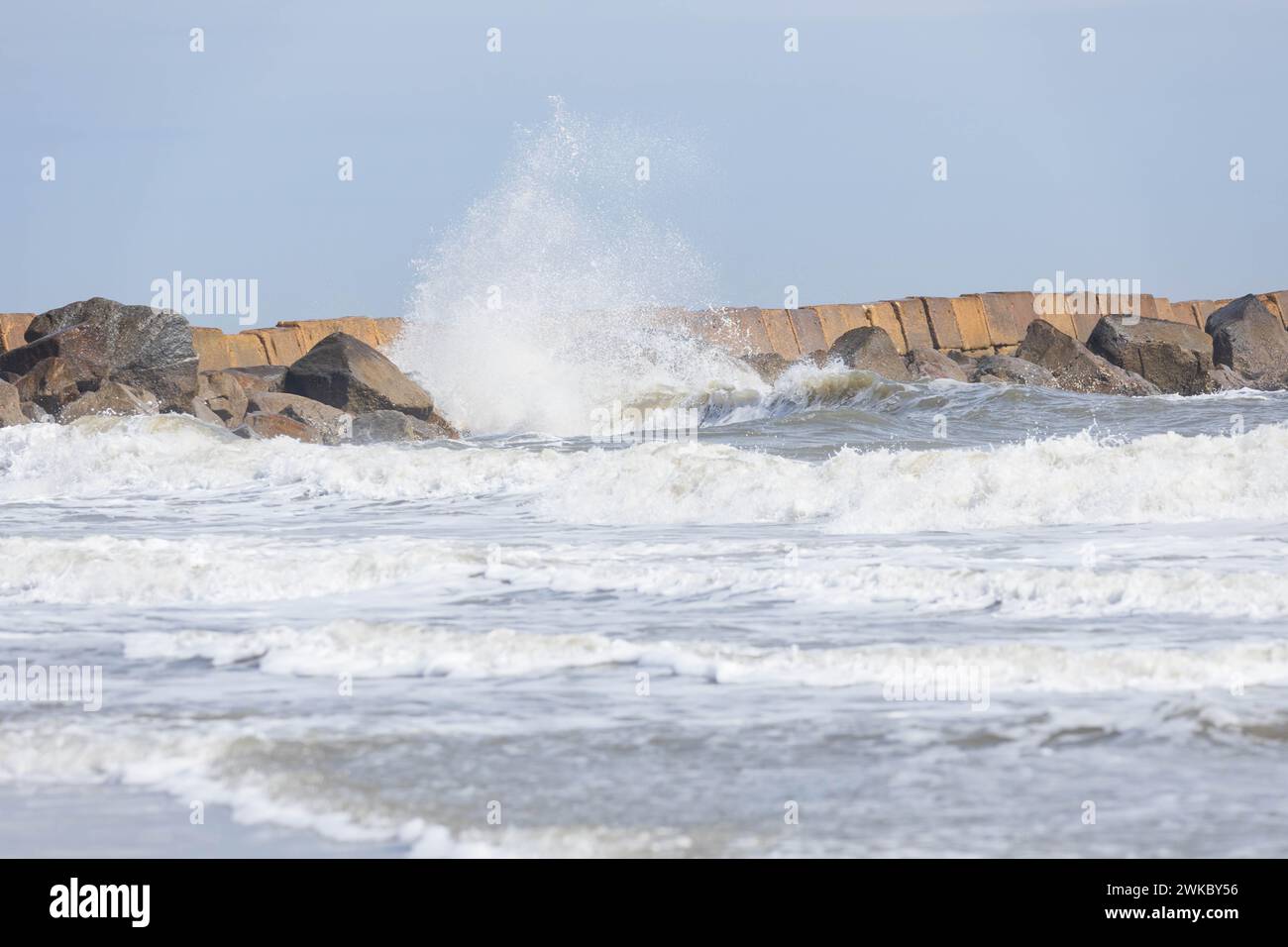 Foamy white waves hi-res stock photography and images - Alamy