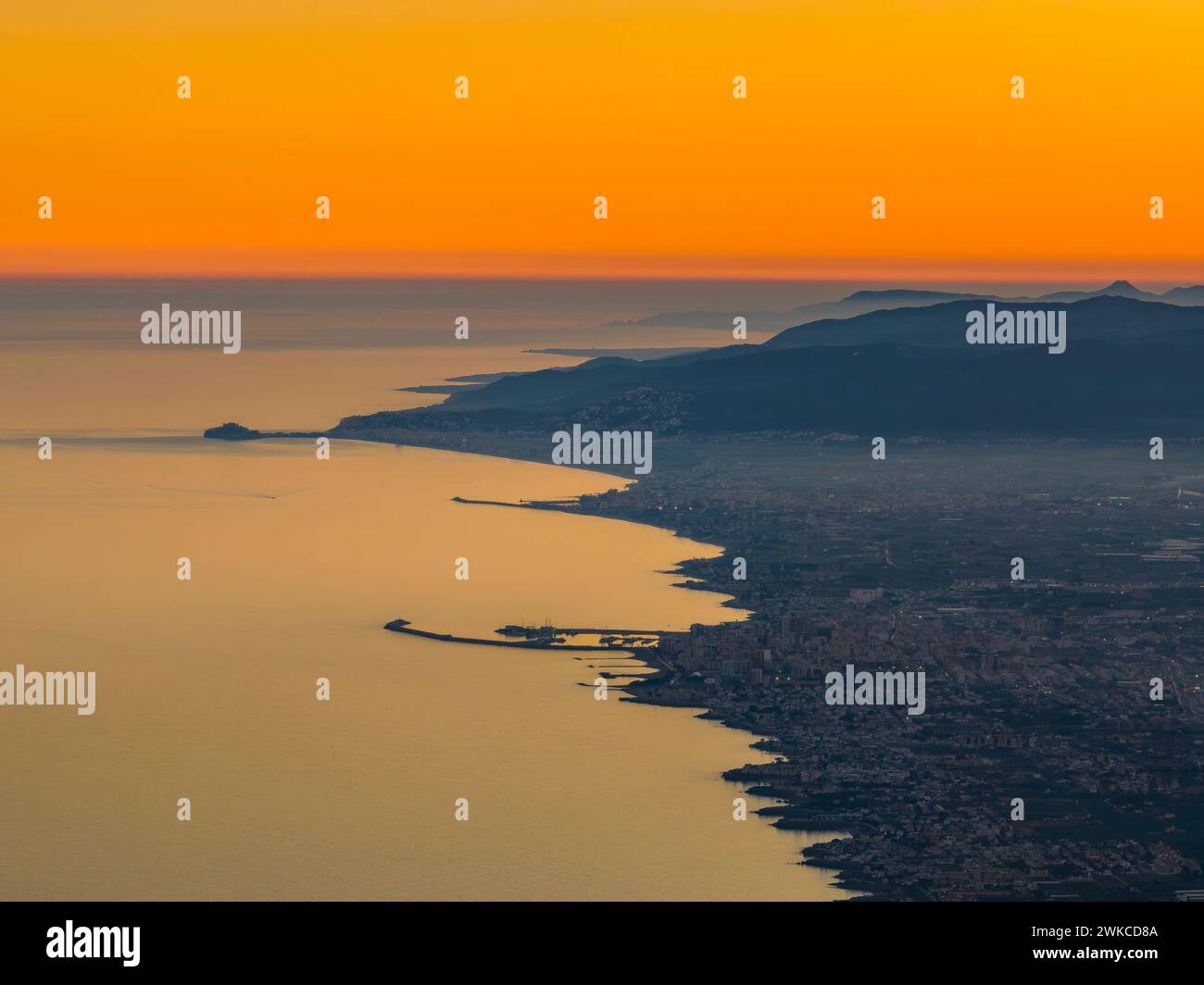 Aerial view of the Costa del Azahar between Vinaròs/Vinaroz and Peníscola/Peñíscola at sunset (Castellón, Valencian Community, Spain) Stock Photo