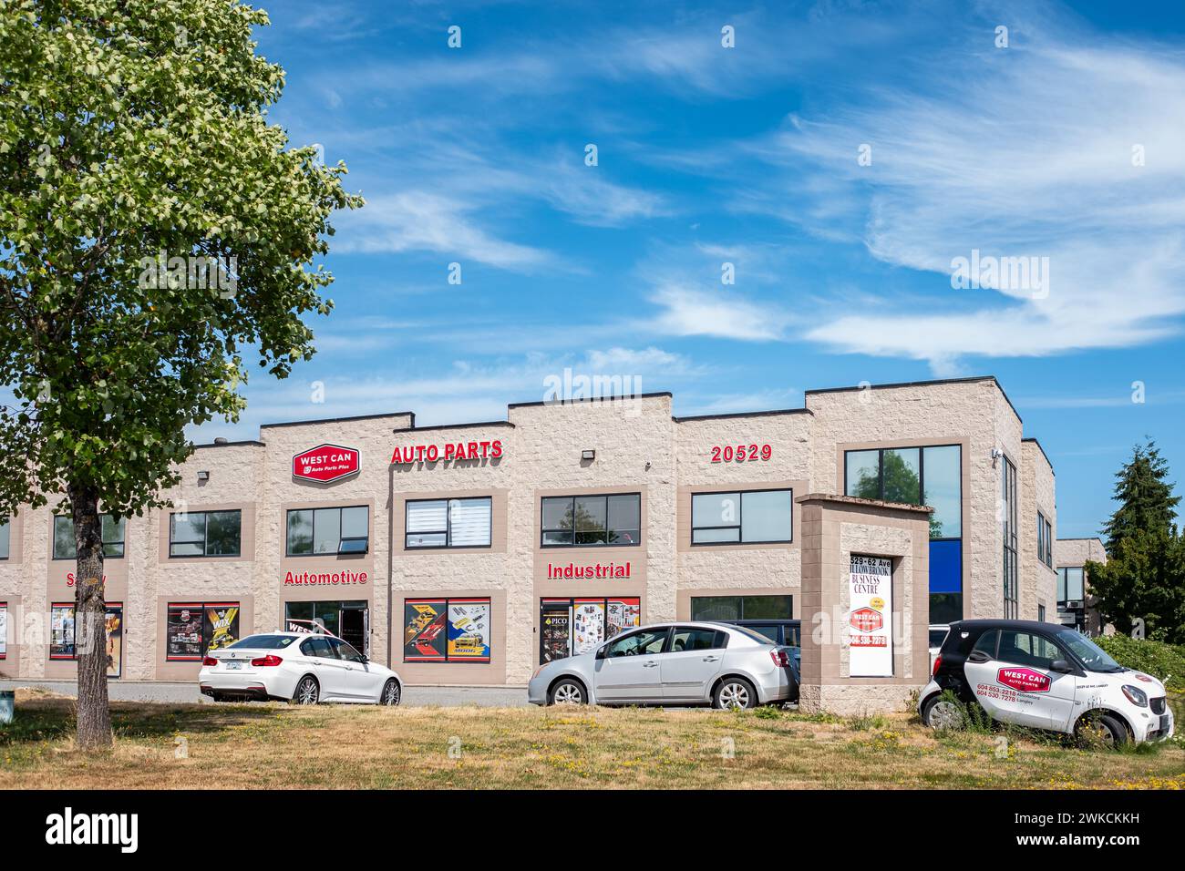 Office building and parking lot hi-res stock photography and images - Alamy