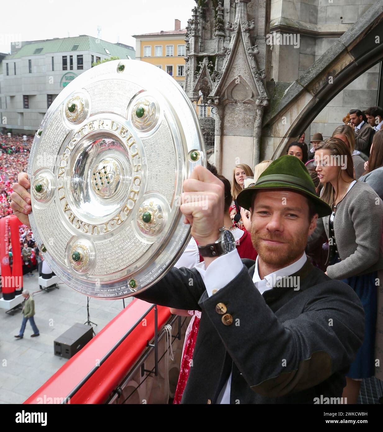 Xabi Alonso FC Bayern MŸnchen    FC Bayern München Muenchen mit Meisterschale auf dem Rathausbalkon  Meisterfeier auf dem Marienplatz   1 Fussball Bundesliga Saison 2014 / 2015  Poolfoto via FC Bayer MŸnchen / Getty © diebilderwelt / Alamy Stock Stock Photo