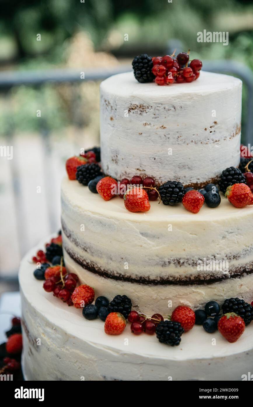 Triple layer cream cake hi-res stock photography and images - Alamy