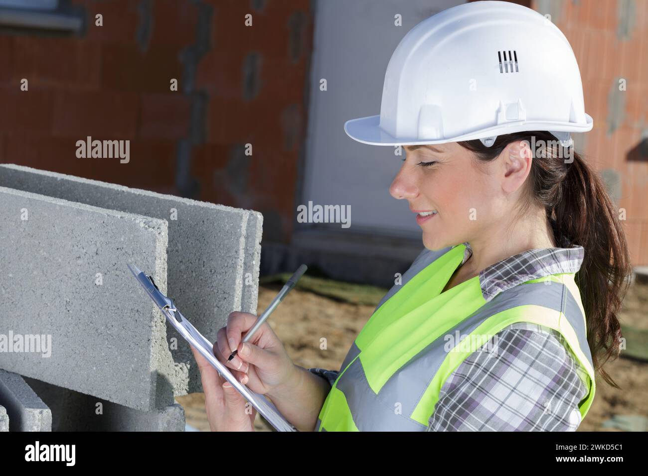 Concrete hollow blocks construction hi-res stock photography and images ...