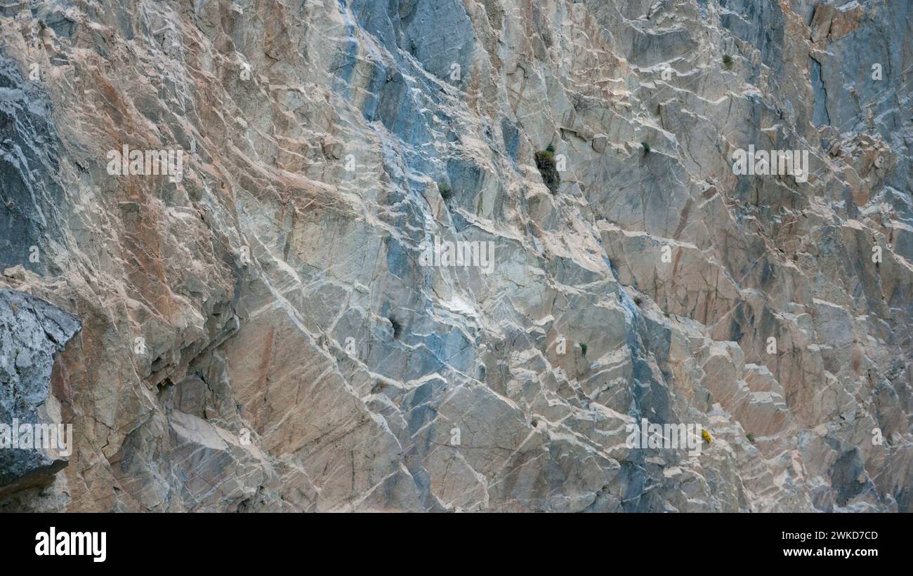Mountain cliff rocky hi-res stock photography and images - Alamy