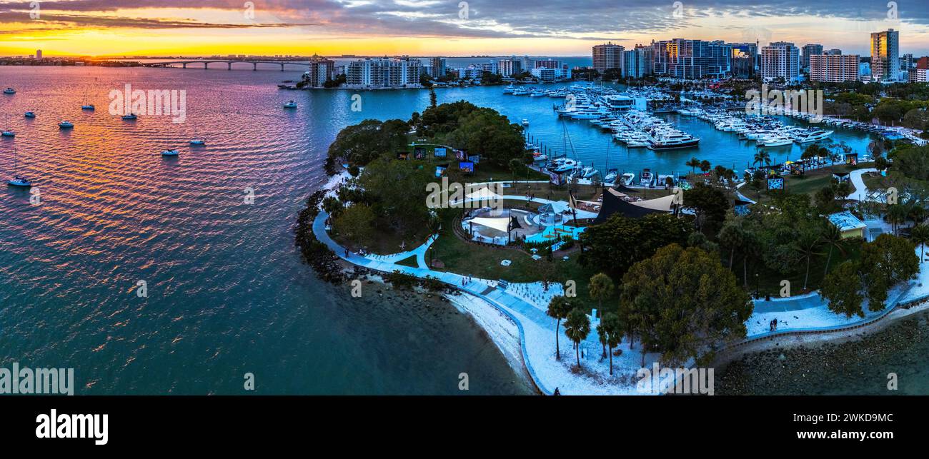 Aerial view city sunset boats hi-res stock photography and images - Alamy
