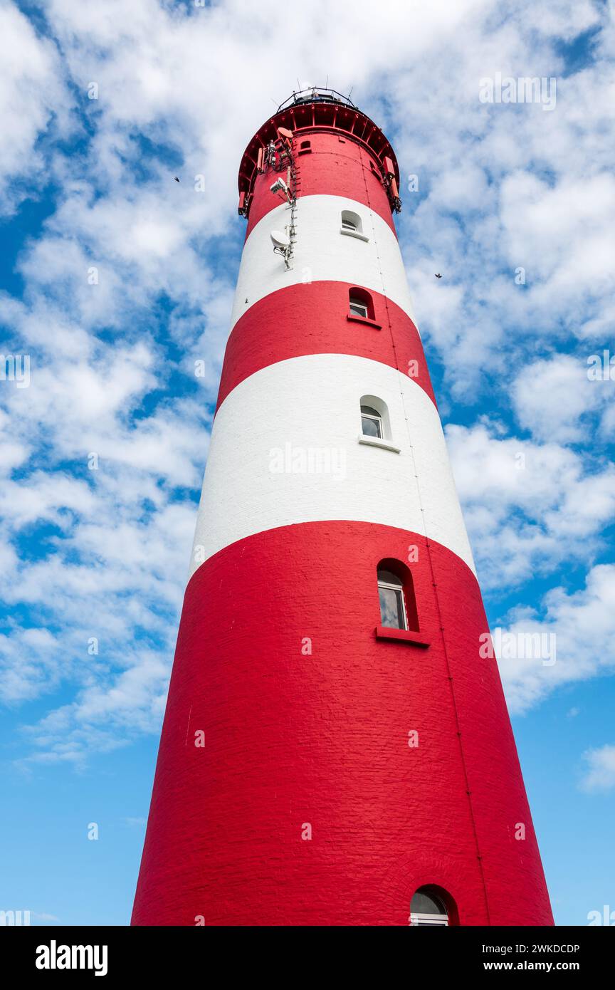 Der Rot-Weiße Leuchtturm von Amrum bei Wittün ist das Wahrzeichen der Insel und weist den Schiffen den Weg durch das Wattenmeer Stock Photo