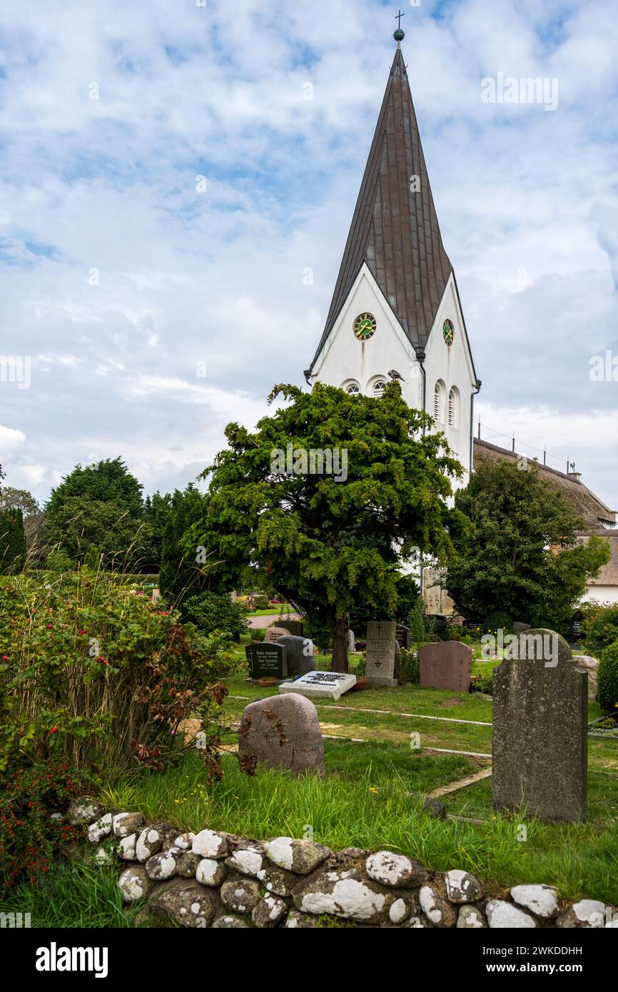 Der Friedhof von Nebel auf der Nordeseeinsel Amrum mit der markanten Kirche und Kirchturm Stock Photo