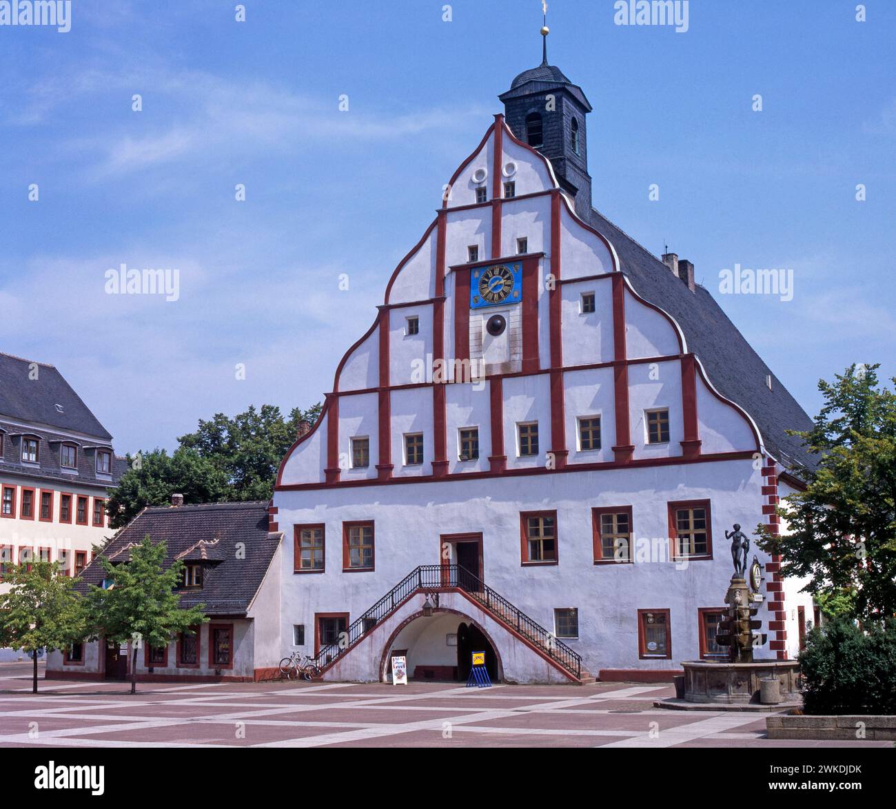 Renaissance-Rathaus am Markt in Grimma, erstmals 1442 erbaut, jedoch niedergebrannt und danach neu errichtet. Nach einem zweiten Brand 1538 wurde das Rathaus 1585 in seiner heutigen Form mit dem schoenen Renaissance-Giebel errichtet. Doch nach 1893 wurde das Rathaus nicht mehr als Verwaltungssitz genutzt. Als Gaststaette hat sich der Ratskeller bis heute erhalten. Grimma Ratskeller *** Renaissance town hall on the market square in Grimma, first built in 1442, but burnt down and then rebuilt After a second fire in 1538, the town hall was rebuilt in 1585 in its present form with the beautiful Re Stock Photo