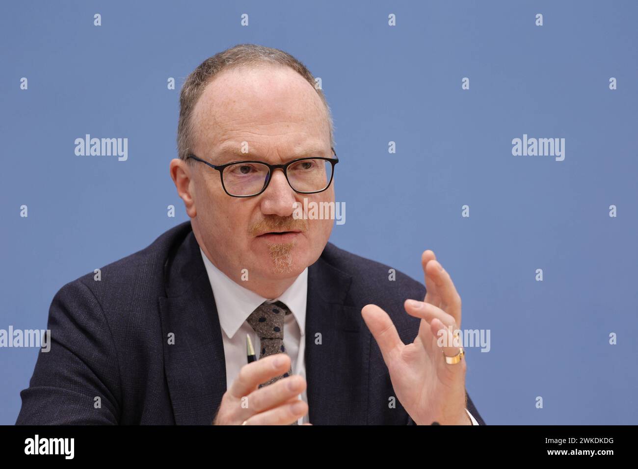 Prof. Dr. Dr. h.c. Lars P. Feld, Albert-Ludwigs-Universität Freiburg und Walter Eucken Institut, Vorsitzender des Rates der Immobilienweisen, Deutschland, Berlin, Bundespressekonferenz, Thema: Frühjahrsgutachten vom Rat der Immobilienweisen *** Prof Dr Dr h c Lars P Feld, Albert Ludwigs University Freiburg and Walter Eucken Institute, Chairman of the Council of Real Estate Experts, Germany, Berlin, Federal Press Conference, Topic Spring Report of the Council of Real Estate Experts Stock Photo