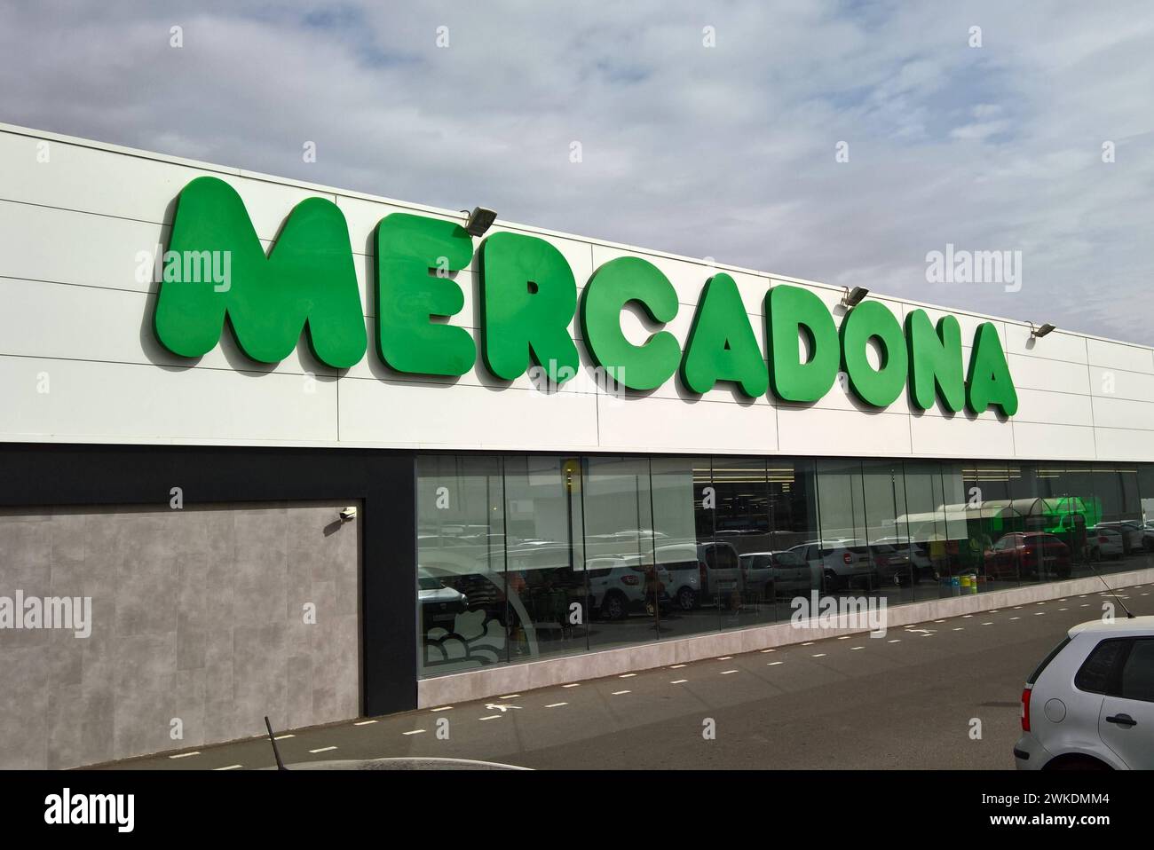 Mercadona S.A. ist die grösste Supermarktkette in Spanien, der Hauptsitz befindet sich in Valencia. In den Märkten und im Internet vertreibt das Unternehmen Lebensmittel und Güter des täglichen Bedarfs. Das Unternehmen befindet sich in Familienbesitz. In allen Provinzen des Landes vertreten gibt es insgesamt 1636 Filialen - Stand Oktober 2020 - mit durchschnittlich 1300 Quadratmetern Verkaufsfläche. Der Marktanteil von Mercadona in Spanien liegt bei über 22 Prozent. Foto: Marcadona Supermercado - Supermarkt auf Fuerteventura, Kanarische Inseln *** Mercadona S A is the largest supermarket chain Stock Photo
