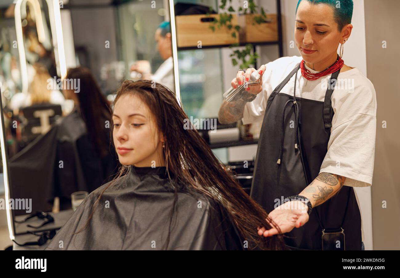 Woman hairspray wet hair hires stock photography and images Alamy