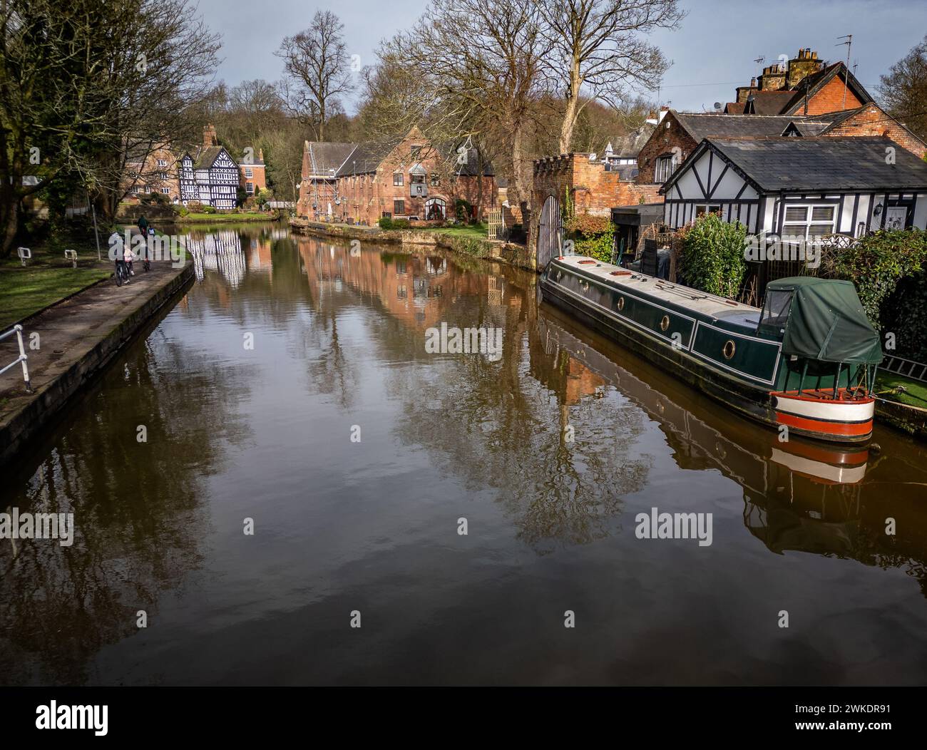 Worsley, Manchester, Tuesday February 20, 2024. People enjoy a beautiful morning along the Bridgewater Canal in Worsley as lovely early Spring sunshine bathes the North West of England. Credit: Paul Heyes/Alamy News Live. Stock Photo