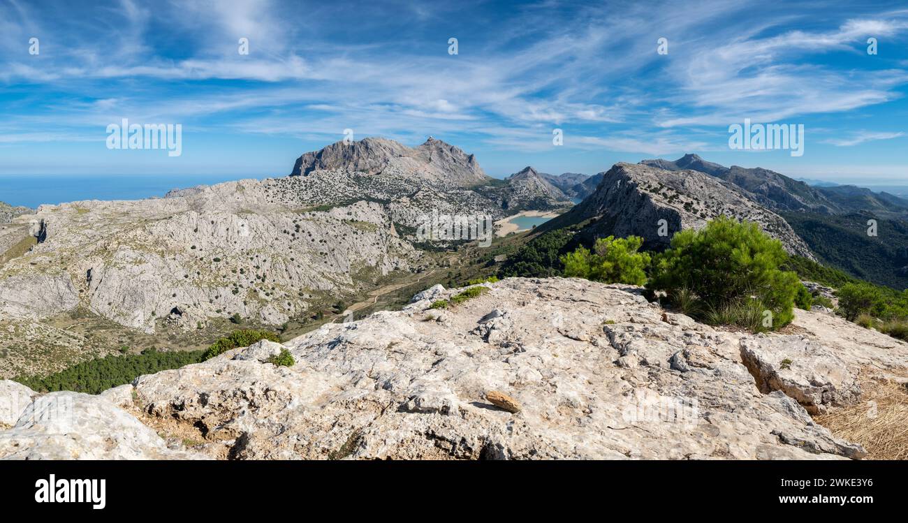 escursionista contemplando el valle de Binimorat y el Puig Major, 1445 metros de altitud, Paraje natural de la Serra de Tramuntana, Mallorca, balearic islands, Spain. Stock Photo