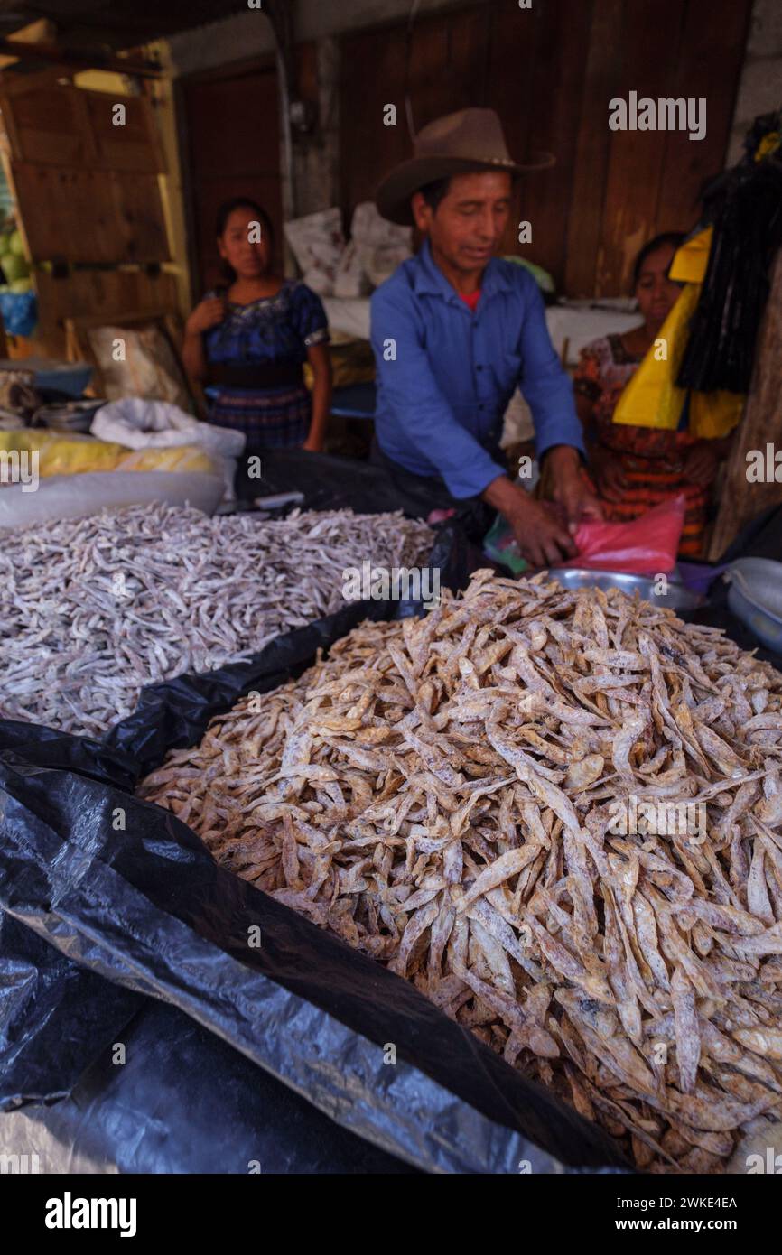 pescado seco en el mercado, San Bartolomé Jocotenango, municipio del departamento de Quiché, Guatemala, America Central. Stock Photo
